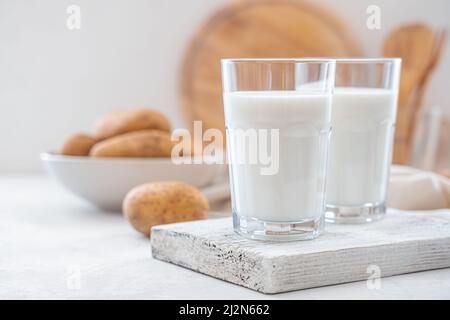 Vegetarische Kartoffelmilch in zwei Gläsern auf weißem Hintergrund. Laktosefreie Milch. Stockfoto