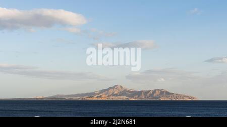 Baufälligen Pier im Roten Meer. Tiran Insel auf Hintergrund. Stockfoto