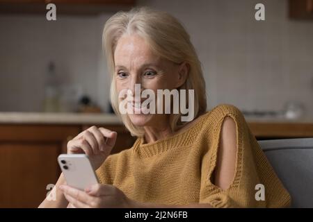 Aufgeregt überrascht Senior Smartphone-Nutzer Frau Lesen Textnachricht Stockfoto