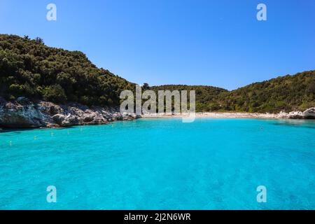 Malerischer Blick auf das Ionische Meer mit blauem Himmel in Antopaxos. Turskoise Wasser in Korfu. Wunderschöne Landschaft mit Strand Shore in Antipaxoi. Stockfoto