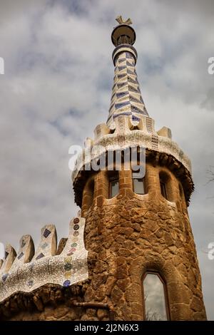 Barcelona, Spanien - 10. Februar 2022: Blick unter das Wahrzeichen von Gaudí in Barcelona. Sehen Sie sich die berühmte Architektur im Park Güell an. Stockfoto