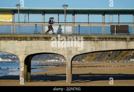 Die Menschen joggen am Boscombe Pier in Dorset entlang. Bilddatum: Sonntag, 3. April 2022.