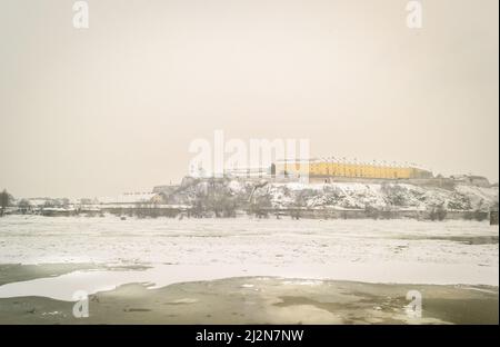 Novi Sad, Serbien - 23. Januar 2014: Festung Petrovaradin vom Ufer der Donau im Winter durch Nebel. Stockfoto