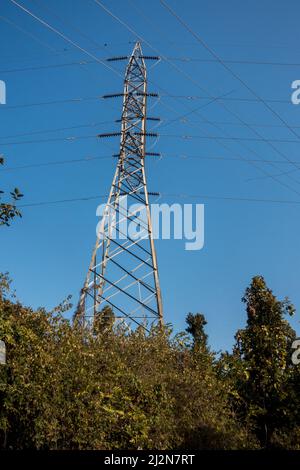 Strommasten mit Überkopftransformatoren in Indien. Stockfoto