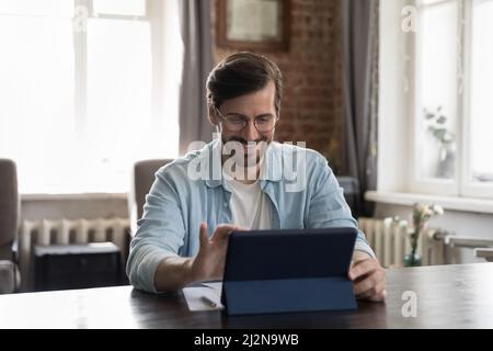 Happy Millennial Geschäftsmann in lässig mit Tablet-Computer Stockfoto