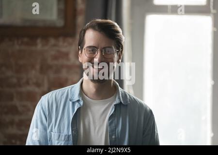 Glücklich zuversichtlich Millennial Business-Profi Mann in Brille Kopf geschossen Stockfoto