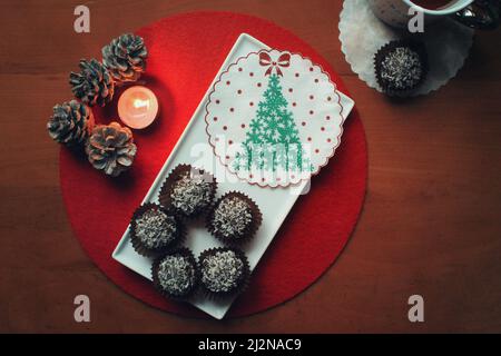 Gesunde weihnachtskoko-Kugeln auf rot und weiß Stockfoto