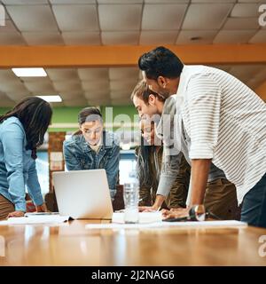 Sie konzentrierten sich auf ihre Studien. Eine Aufnahme einer Gruppe von Studenten, die in der Bibliothek studieren. Stockfoto