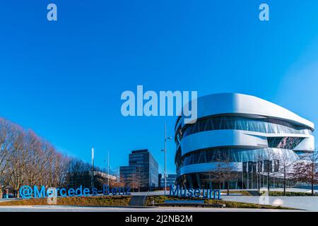 Stuttgart Bad Canstatt, 27. Februar 2022, berühmtes Museum für deutsche Automobilindustrie von mercedes benz und daimler benz Stockfoto