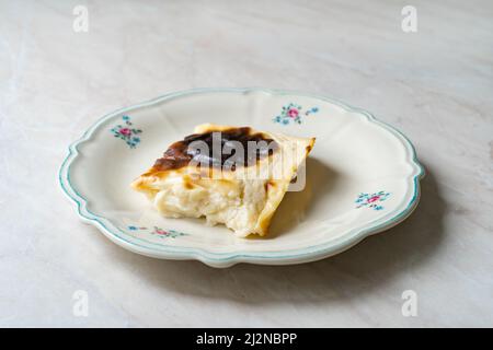 Türkische Milch Helva oder Halva oder Sut Helvasi. Bereit zum Essen. Stockfoto