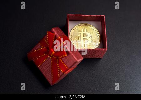 Bitcoin Goldmünze in einer Geschenkbox das Konzept der Kryptowährung das beste Geschenk Stockfoto