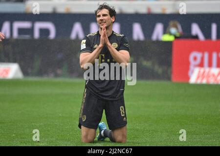 Freiburg, Deutschland. 02. April 2022. Leon GORETZKA (FC Bayern München) kniet bei seinem Comeback auf dem Spielfeld und betet, Aktion, individuelle Aktion, Einzelbild, ausgeschnitten, Ganzkörperschuss, Ganzfigur Fußball 1. Bundesliga-Saison 2021/2022, Spieltag 28., matchday28. SC Freiburg - FC Bayern München 1-4 am 2.. April 2022, Europa Park Stadion. Kredit: dpa/Alamy Live Nachrichten Stockfoto