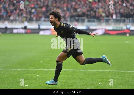 Freiburg, Deutschland. 02. Apr, 2022. Goaljubel Serge GNABRY (FC Bayern München) nach Tor zu 2-1, Jubel, Freude, Begeisterung, Aktion, Einzelaktion, Einzelbild, Ausschnitt, Ganzkörperaufnahme, Ganzkörperfußball 1. Bundesliga-Saison 2021/2022, Spieltag 28., matchday28. SC Freiburg - FC Bayern München 1-4 am 2.. April 2022, Europa Park Stadion. Kredit: dpa/Alamy Live Nachrichten Stockfoto