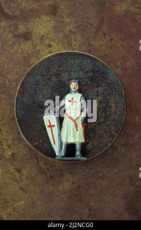 Vintage Lead-Modelle des englischen Kreuzritters in Rüstung mit weißem Schild mit rotem christlichem Kreuz Stockfoto