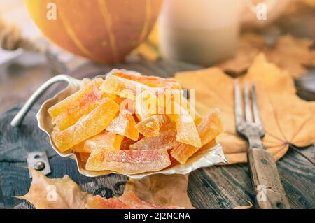 Vorbereitung von natürlichen Bauernhof hausgemachte kandierte Kürbisfrüchte mit Puderzucker bestreut. Getrocknete kandierte Kürbisfrüchte Stockfoto