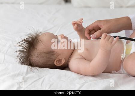 Süßes Baby Patient in Windel durch Kinderarzt untersucht Stockfoto