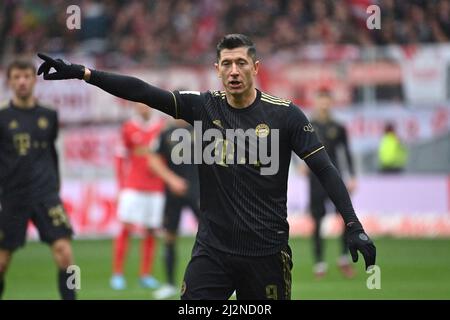 Freiburg, Deutschland. 02. April 2022. Robert LEWANDOWSKI (FC Bayern München), Geste, gibt Anweisungen, Aktion, Einzelbild, Freigeschnittenes Einzelmotiv, Halbfigur, Halbfigur - Fußball 1. Bundesliga-Saison 2021/2022, Spieltag 28., matchday28. SC Freiburg - FC Bayern München 1-4 am 2.. April 2022, Europa Park Stadion. Kredit: dpa/Alamy Live Nachrichten Stockfoto