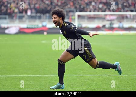 Freiburg, Deutschland. 02. Apr, 2022. Goaljubel Serge GNABRY (FC Bayern München) nach Tor zu 2-1, Jubel, Freude, Begeisterung, Aktion, Einzelaktion, Einzelbild, Ausschnitt, Ganzkörperaufnahme, Ganzkörperfußball 1. Bundesliga-Saison 2021/2022, Spieltag 28., matchday28. SC Freiburg - FC Bayern München 1-4 am 2.. April 2022, Europa Park Stadion. Kredit: dpa/Alamy Live Nachrichten Stockfoto