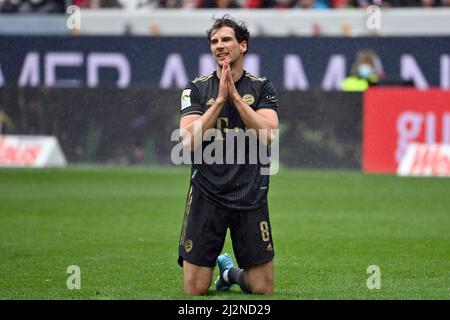 Freiburg, Deutschland. 02. April 2022. Leon GORETZKA (FC Bayern München), kniet auf dem Spielfeld und betet, fragt, Aktion, Einzelaktion, Einzelbild, Ausgeschnitten, Ganzkörperschuss, Ganzkörperfußball 1. Bundesliga-Saison 2021/2022, Spieltag 28., matchday28. SC Freiburg - FC Bayern München 1-4 am 2.. April 2022, Europa Park Stadion. Kredit: dpa/Alamy Live Nachrichten Stockfoto