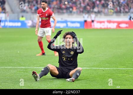 Freiburg, Deutschland. 02. April 2022. Leroy SANE (FC Bayern München) streitet, sitzt auf dem Spielfeld, Geste, Aktion, Einzelaktion, Einzelbild, Ausgeschnitten, Ganzkörperschuss, Ganzkörperfußball 1. Bundesliga-Saison 2021/2022, Spieltag 28., matchday28. SC Freiburg - FC Bayern München 1-4 am 2.. April 2022, Europa Park Stadion. Kredit: dpa/Alamy Live Nachrichten Stockfoto