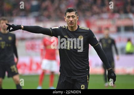 Freiburg, Deutschland. 02. April 2022. Robert LEWANDOWSKI (FC Bayern München), Geste, gibt Anweisungen, Aktion, Einzelbild, Freigeschnittenes Einzelmotiv, Halbfigur, Halbfigur - Fußball 1. Bundesliga-Saison 2021/2022, Spieltag 28., matchday28. SC Freiburg - FC Bayern München 1-4 am 2.. April 2022, Europa Park Stadion. Kredit: dpa/Alamy Live Nachrichten Stockfoto