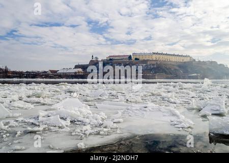 Novi Sad, Serbien - 31. Januar 2017: Festung Petrovaradin im Nebel im Winter Stockfoto