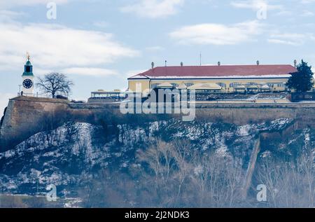 Novi Sad, Serbien - 31. Januar 2017: Festung Petrovaradin im Nebel im Winter Stockfoto