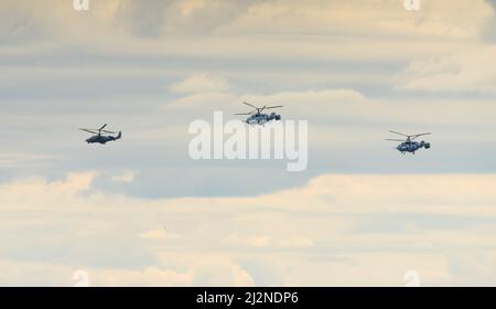 Gruppe von Angriffshubschraubern KA 31and KA 52 der russischen Marine im Flug Stockfoto