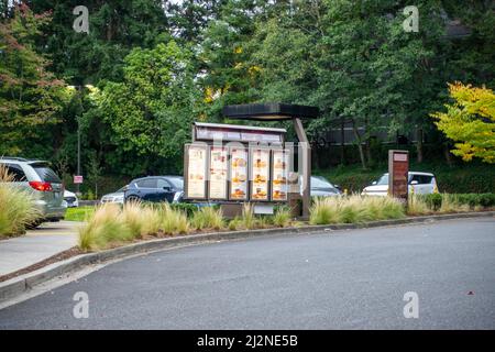 Kirkland, WA USA - ca. September 2021: Schräge Ansicht einer Menütafel bei einem Wendy's Fast Food Drive Thru. Stockfoto