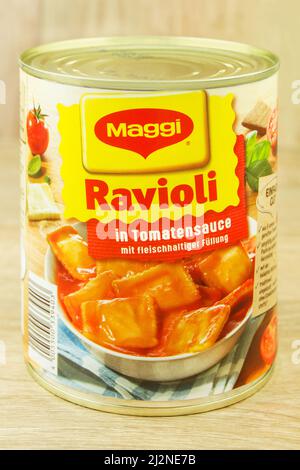 Hamburg, Deutschland - März 29 2022: Maggi Dosengericht Ravioli Pasta und Tomatensauce Stockfoto