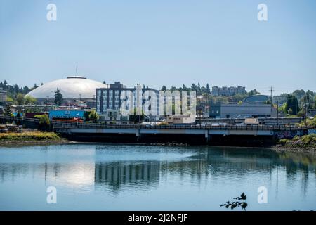 Tacoma, WA USA - ca. August 2021: Blick auf den Tacoma Dome im Hintergrund der Ferne über den Hafen. Stockfoto