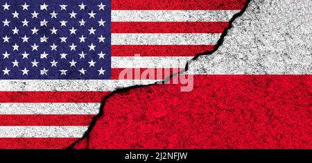 USA und Polen. Flaggen auf rissiger Betonwand gemalt. Usa, Amerika. Partnerschaft, Beziehungen und Konfliktkonzept. Hintergrund des Banners Stockfoto