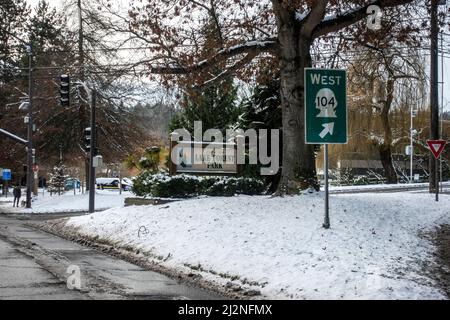 Lake Forest Park, WA USA - Januar 2022: Blick auf das Ortseingangsschild des Lake Forest Park an einem verschneiten Wintertag. Stockfoto