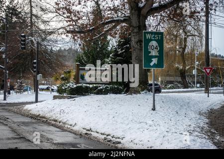 Lake Forest Park, WA USA - Januar 2022: Blick auf das Ortseingangsschild des Lake Forest Park an einem verschneiten Wintertag. Stockfoto