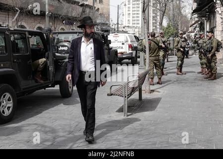 Jerusalem, Israel. 3. April 2022. IDF-Soldaten patrouillieren auf den Straßen des Yehuda-Marktes von Shuk Mahane und verstärken die israelische Polizei während des muslimischen Monats Ramadan in überfüllten Städten. In den letzten zwei Wochen hat ein Anstieg arabischer Terroranschläge in israelischen Städten und im Westjordanland 20 verletzt und 11 Menschen das Leben gekostet, was die Sicherheitsmaßnahmen, wie die IDF die Operation "Wellenbrecher" titeltweise, erhöht hat. Kredit: Nir Alon/Alamy Live Nachrichten Stockfoto