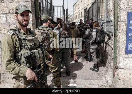 Jerusalem, Israel. 3. April 2022. IDF-Soldaten patrouillieren auf den Straßen des Yehuda-Marktes von Shuk Mahane und verstärken die israelische Polizei während des muslimischen Monats Ramadan in überfüllten Städten. In den letzten zwei Wochen hat ein Anstieg arabischer Terroranschläge in israelischen Städten und im Westjordanland 20 verletzt und 11 Menschen das Leben gekostet, was die Sicherheitsmaßnahmen, wie die IDF die Operation "Wellenbrecher" titeltweise, erhöht hat. Kredit: Nir Alon/Alamy Live Nachrichten Stockfoto