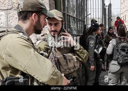 Jerusalem, Israel. 3. April 2022. IDF-Soldaten patrouillieren auf den Straßen des Yehuda-Marktes von Shuk Mahane und verstärken die israelische Polizei während des muslimischen Monats Ramadan in überfüllten Städten. In den letzten zwei Wochen hat ein Anstieg arabischer Terroranschläge in israelischen Städten und im Westjordanland 20 verletzt und 11 Menschen das Leben gekostet, was die Sicherheitsmaßnahmen, wie die IDF die Operation "Wellenbrecher" titeltweise, erhöht hat. Kredit: Nir Alon/Alamy Live Nachrichten Stockfoto