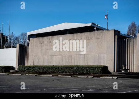 Seattle, WA USA - ca. März 2022: Abgewinkelte Ansicht des Seattle High School Memorial Stadions in der Nähe der Space Needle. Stockfoto