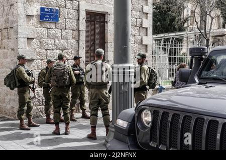 Jerusalem, Israel. 3. April 2022. IDF-Soldaten patrouillieren auf den Straßen des Yehuda-Marktes von Shuk Mahane und verstärken die israelische Polizei während des muslimischen Monats Ramadan in überfüllten Städten. In den letzten zwei Wochen hat ein Anstieg arabischer Terroranschläge in israelischen Städten und im Westjordanland 20 verletzt und 11 Menschen das Leben gekostet, was die Sicherheitsmaßnahmen, wie die IDF die Operation "Wellenbrecher" titeltweise, erhöht hat. Kredit: Nir Alon/Alamy Live Nachrichten Stockfoto