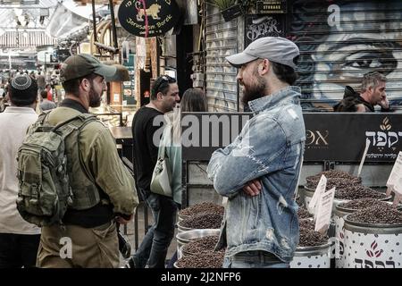 Jerusalem, Israel. 3. April 2022. IDF-Soldaten patrouillieren auf den Straßen des Yehuda-Marktes von Shuk Mahane und verstärken die israelische Polizei während des muslimischen Monats Ramadan in überfüllten Städten. In den letzten zwei Wochen hat ein Anstieg arabischer Terroranschläge in israelischen Städten und im Westjordanland 20 verletzt und 11 Menschen das Leben gekostet, was die Sicherheitsmaßnahmen, wie die IDF die Operation "Wellenbrecher" titeltweise, erhöht hat. Kredit: Nir Alon/Alamy Live Nachrichten Stockfoto