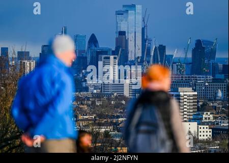 London, Großbritannien. 2. April 2022. Das helle, sonnige, aber frische, helle Wetter auf Hampstead ermöglicht es den Menschen, vom Parliament Hill aus den Blick auf die Stadt London zu genießen. Kredit: Guy Bell/Alamy Live Nachrichten Stockfoto