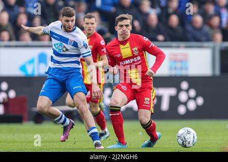 ZWOLLE, NIEDERLANDE - 3. APRIL: Maikel van der Werff von PEC Zwolle, Inigo Cordoba von Schieß los. Eagles während des niederländischen Eredivisie-Spiels zwischen PEC Zwolle und Schieß los. Eagles am 3. April 2022 im Stadion Mac3Park in Zwolle, Niederlande (Foto von Peter Lous/Orange Picles) Stockfoto