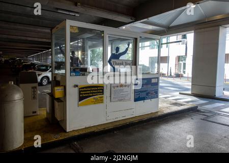 Tacoma, WA USA - ca. August 2021: Abgewinkelte Ansicht einer Parkgarage-Bezahlstelle in der Innenstadt. Stockfoto