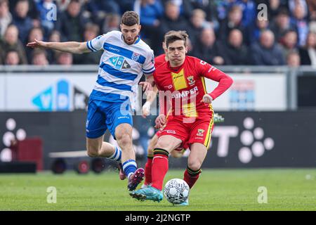 ZWOLLE, NIEDERLANDE - 3. APRIL: Maikel van der Werff von PEC Zwolle, Inigo Cordoba von Schieß los. Eagles während des niederländischen Eredivisie-Spiels zwischen PEC Zwolle und Schieß los. Eagles am 3. April 2022 im Stadion Mac3Park in Zwolle, Niederlande (Foto von Peter Lous/Orange Picles) Stockfoto