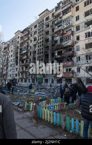 Kiew, Ukraine - 14. März 2022: Zerstörung eines Wohnhauses in Kiew, Ukraine. Das Ergebnis des Krieges zwischen Russland und der Ukraine Stockfoto