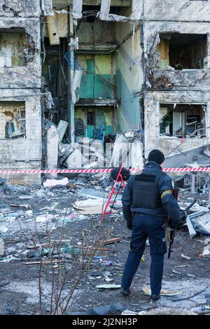 Kiew, Ukraine - 14. März 2022: Zerstörung eines Wohnhauses in Kiew, Ukraine. Das Ergebnis des Krieges zwischen Russland und der Ukraine Stockfoto