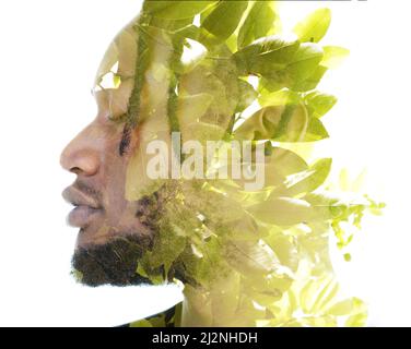 Ein Doppelbelichtungs-Porträt eines Mannes kombiniert mit einem Bild von grünen Blättern. Stockfoto