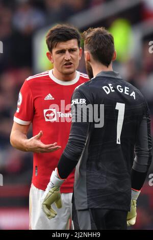 Harry Maguire von Manchester United und David de Gea, Torwart von Manchester United, während des Spiels in der Premier League in Old Trafford, Greater Manchester, Großbritannien. Bilddatum: Samstag, 2. April 2022. Bildnachweis sollte lauten: Anthony Devlin Stockfoto