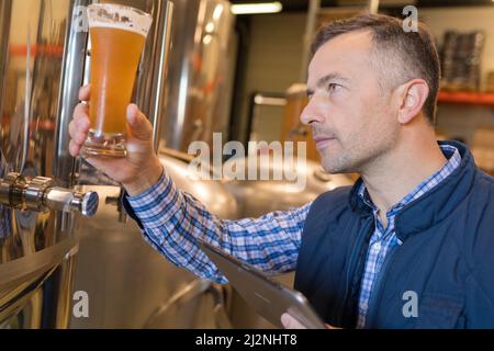 Hersteller Bier in der Brauerei Stockfoto