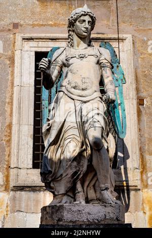 Rom, Italien - 27. Mai 2018: Originalstatue von Michael dem Erzengel von Rafaello da Montelupo vor der Engelsburg Castel Sant'Angelo Stockfoto